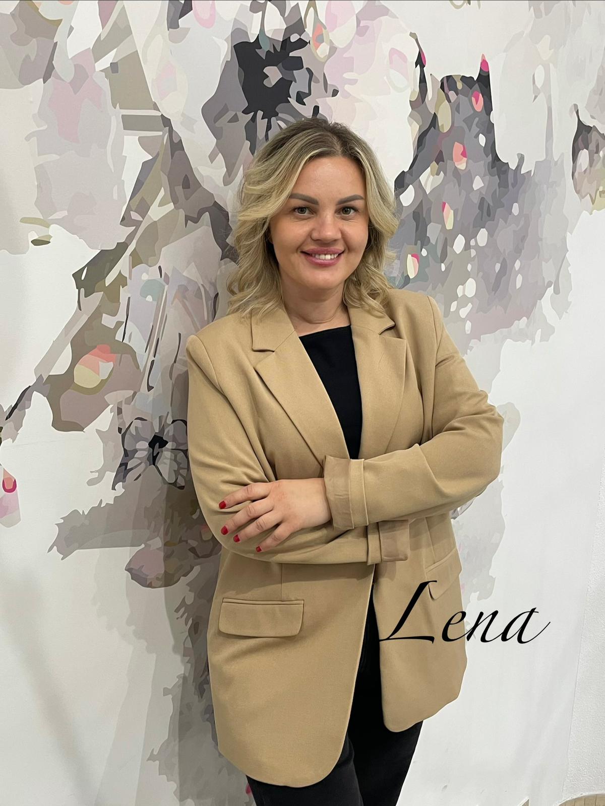 Porträt von Lena, Auszubildende bei Haircare by Natali